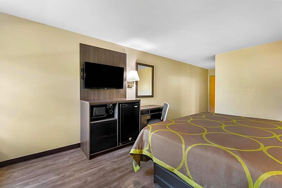 Super 8 by Wyndham Dickson