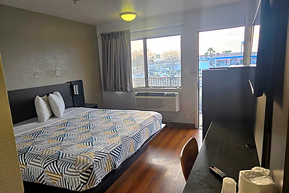 Super 8 by Wyndham Tracy