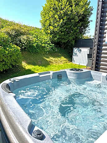 Hot Tub Lodge at Retallack Resort with 2 bedrooms