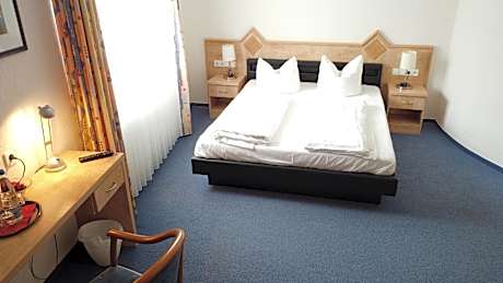 Doppelzimmer-Komfort-Eigenes Badezimmer-Strassenblick-1 großes Bett