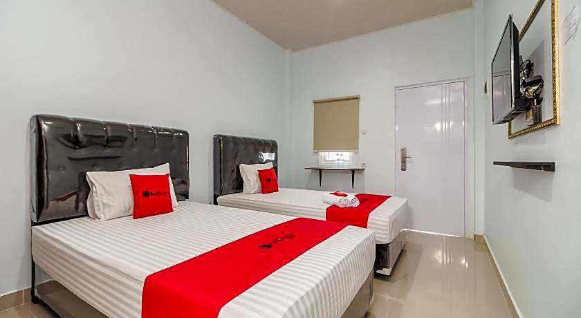 RedDoorz Plus near Palembang Icon Mall 2