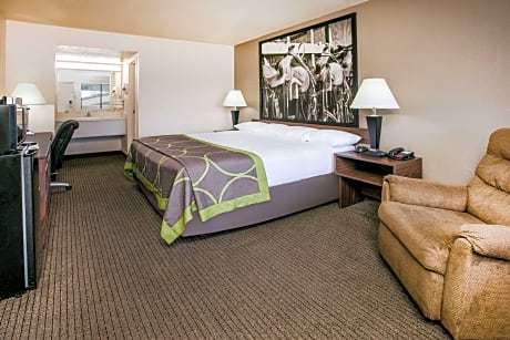 1 King Bed Non-Smoking