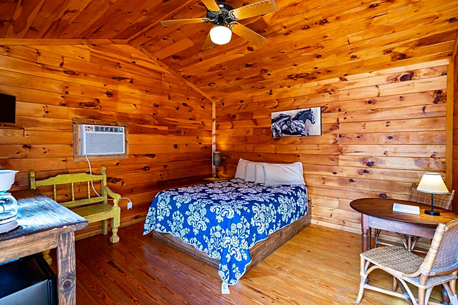 The Historic Leakey Inn