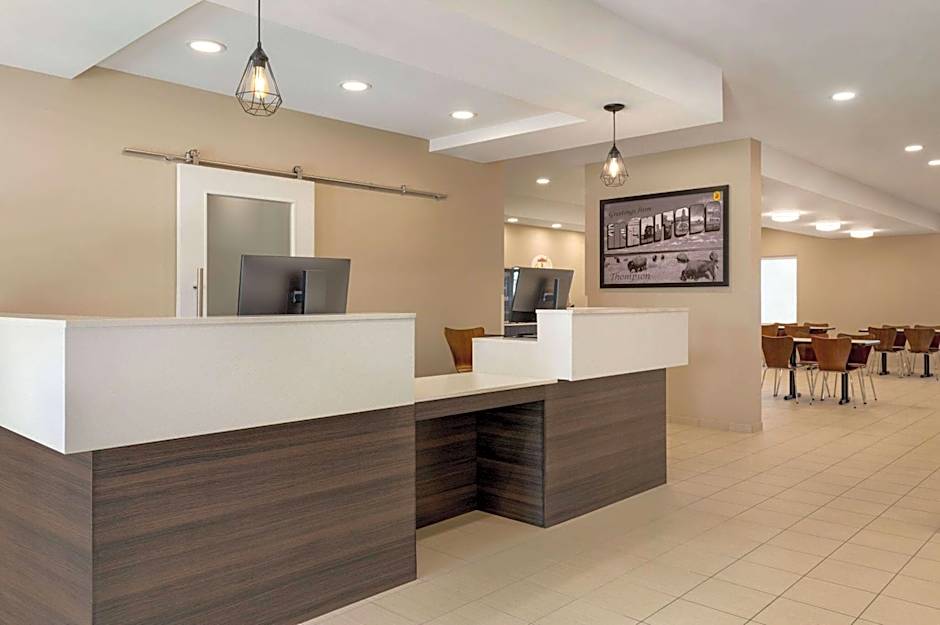 Super 8 by Wyndham Thompson