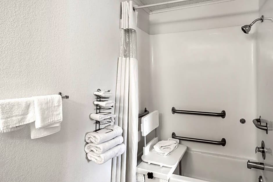 Howard Johnson by Wyndham Wilmington