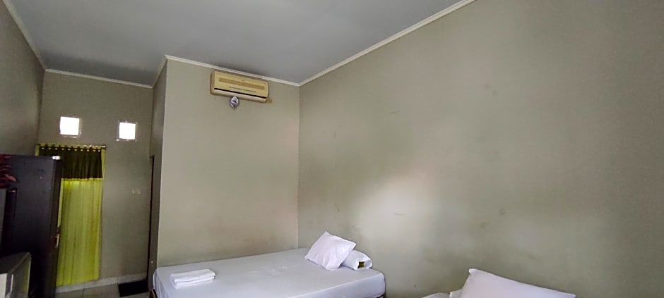 OYO 93051 Wisma Syariah Buloe Near Lapangan Abubakar Lambogo Batili Enrekang