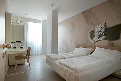 Deluxe Room with Spa Bath and Side Sea View