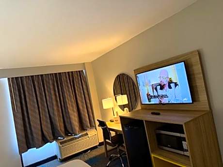 Queen Room with Bath Tub - Mobility Accessible/Non-Smoking