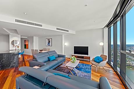 Three-Bedroom Two Bathroom Sky High River View Executive Apartment