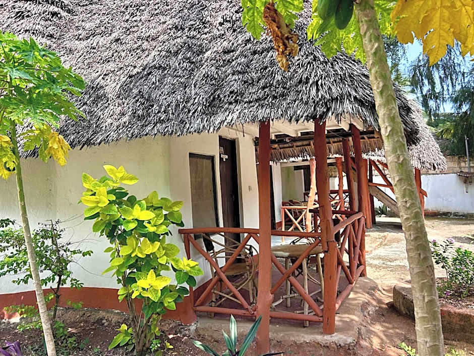 Tropinest bungalows & hostel