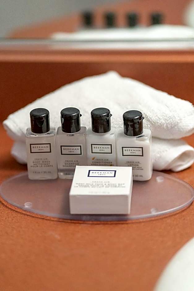 Mid Century Modern - Studio w Pool & Hot Tub