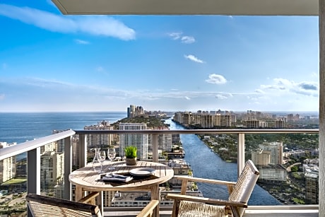 3 Bedroom Corner Suite View-Ocean/Intra/City-Mobil Roll In Shower with Kitchen