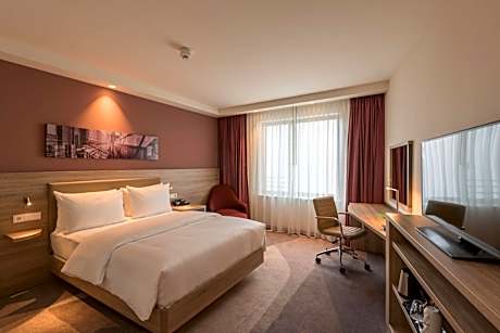 Queen Room with Sofa - Non-Smoking