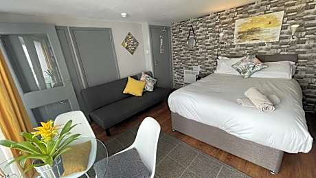 Garden Studio Apartment - Sleeps 3