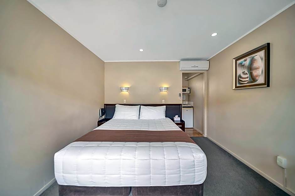 Tudor Court Motor Lodge