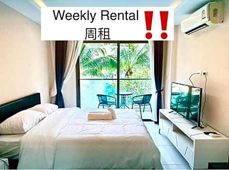 Beautiful Queen Bedroom With Pool View - Not A Hotel