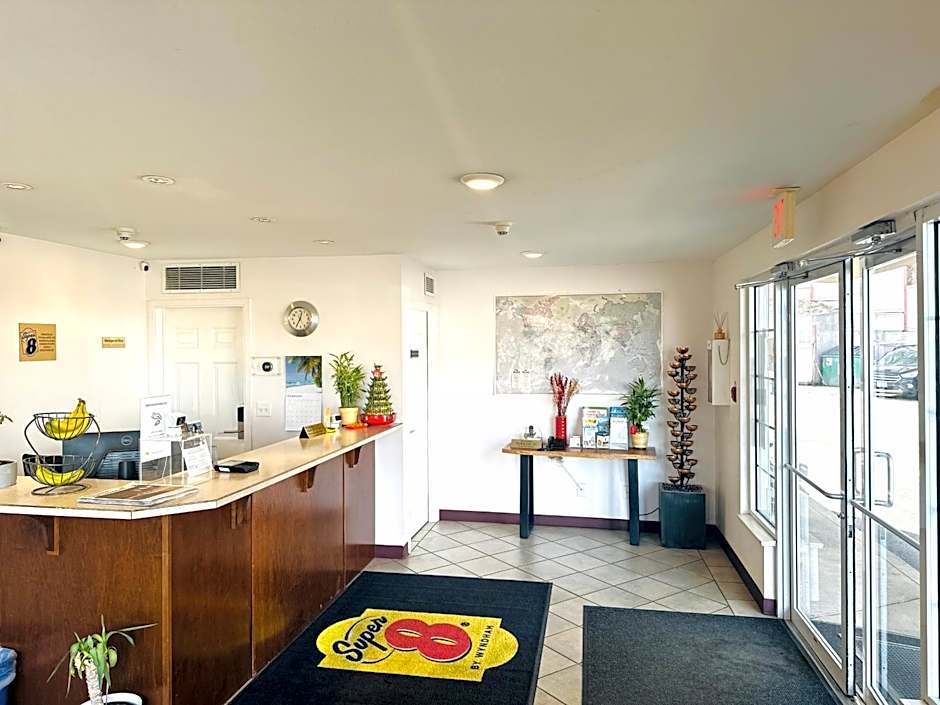 Super 8 by Wyndham Lake Country/Winfield Area