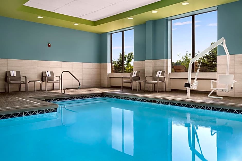 Holiday Inn Express & Suites Akron Regional Airport Area by IHG
