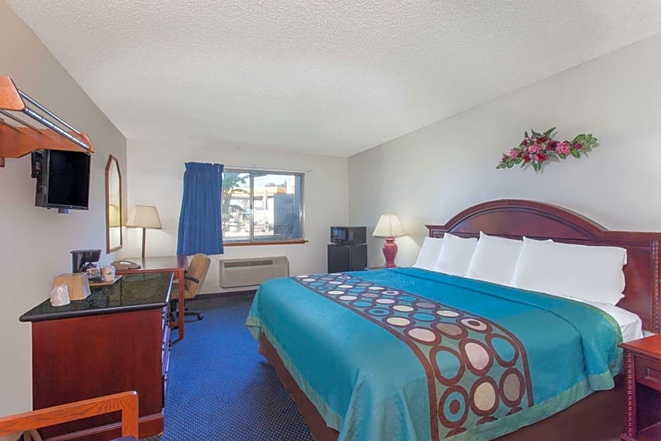 Super 8 by Wyndham Selma/Fresno Area