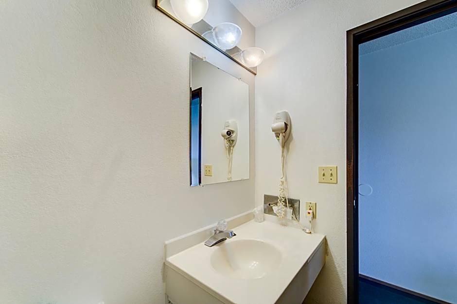 Capital O Amerihost Inn and Suites Kingdom City Hwy 54 MO