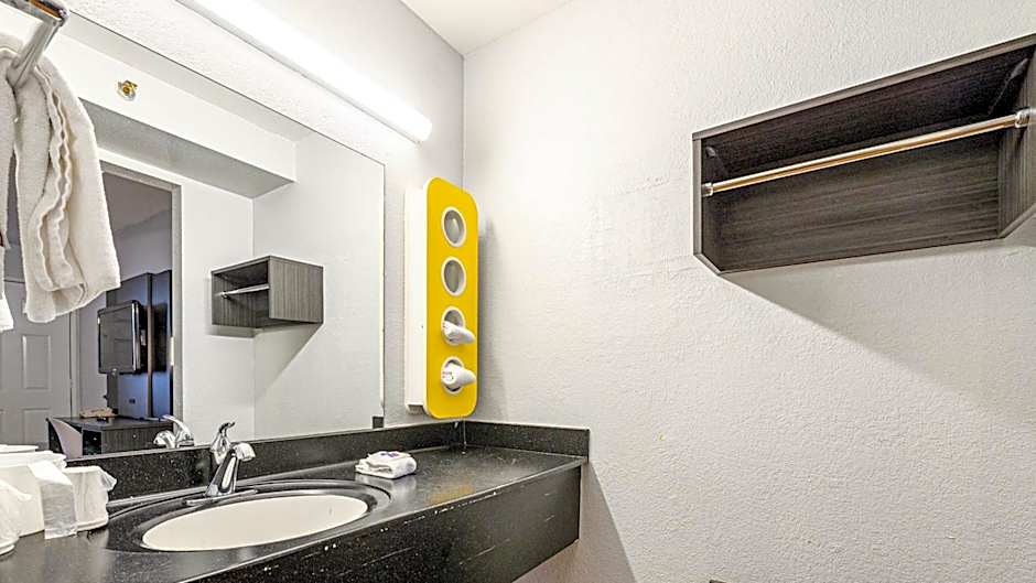 Motel 6-Wethersfield, CT - Hartford