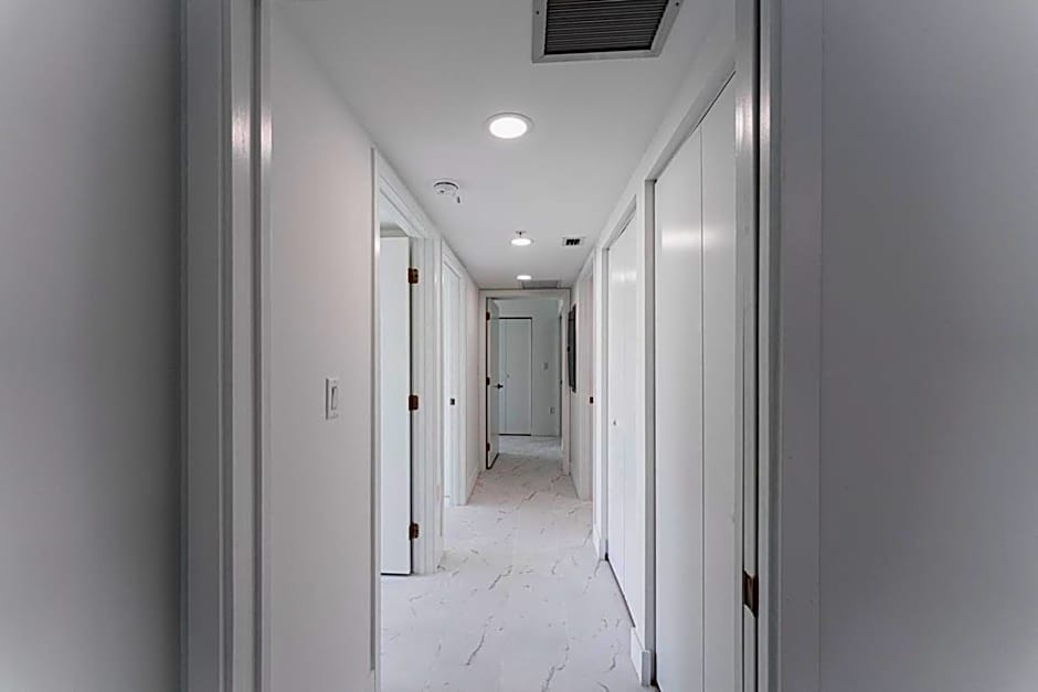 Lux 3BR City-View Retreat in Hollywood, 4th Floor