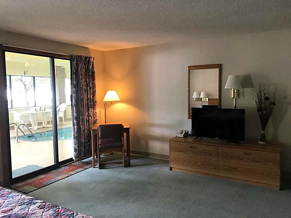 Econo Lodge Inn & Suites
