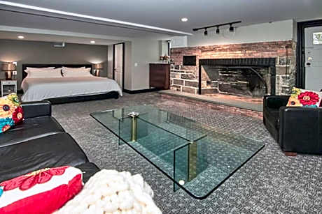 Craftsman Hideaway at the 1841 Farmhouse