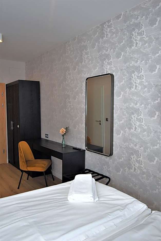 Patio Riverfront Aparthotel