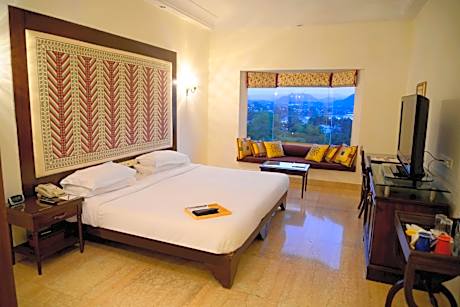 Deluxe Double Room with Lake View (Enjoy 15% Discount F&B,SPA & Laundry till 30th Sept)