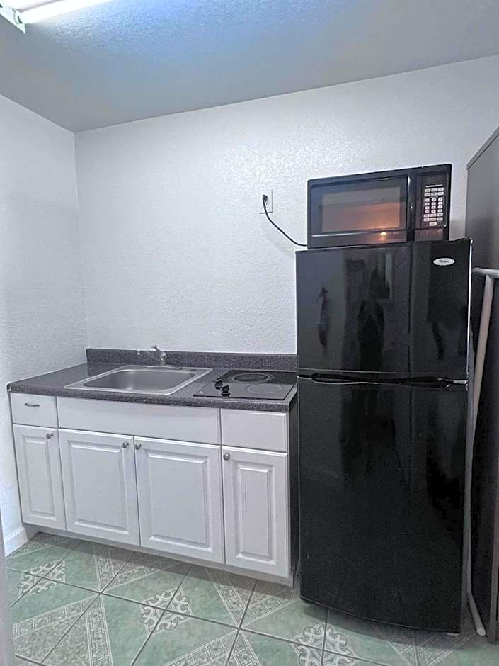 OYO Garden Inn and Suites Pearsall I-35 East
