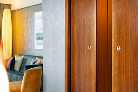 One-Bedroom Corner Suite with Lounge Access