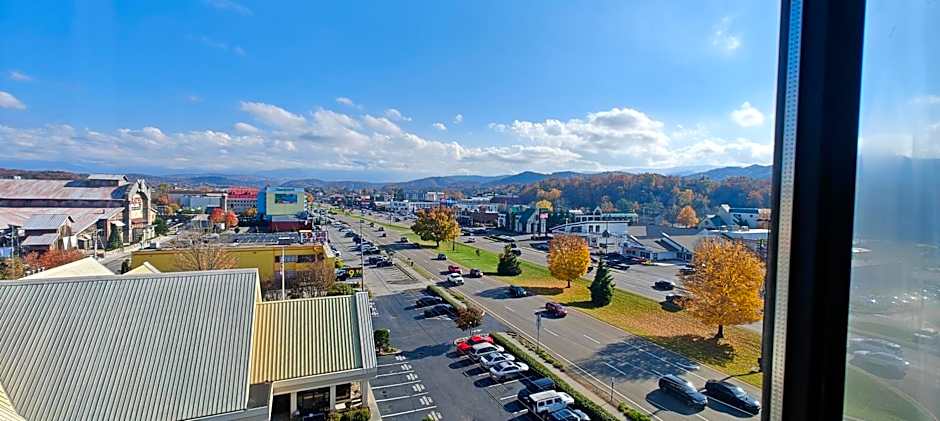 Mountain Vista Inn & Suites - Walking Distance to the Island