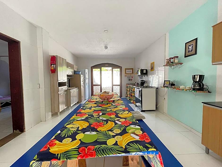 Pousada São Jorge 1 MIN A PÉ DA PRAIA Casa de família, simples e aconchegante, Na Av principal da praia café disponível até 12hs cozinha completa e churrasqueira disponível para uso ar cond das 20hs as 8 30