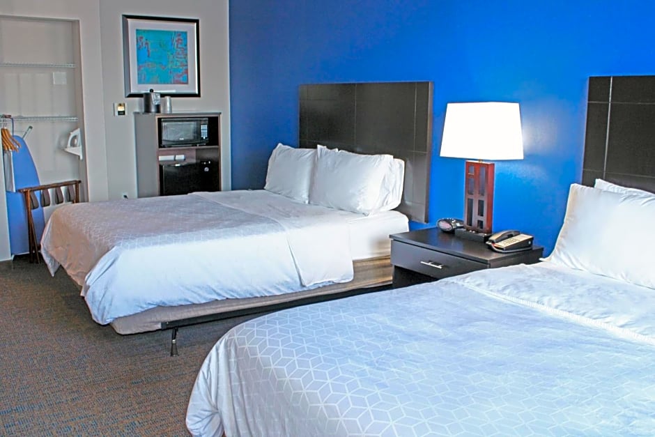 Holiday Inn Express & Suites BAKERSFIELD AIRPORT