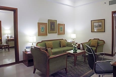 04Deluxe Allure Suite 1 Bedroom Garden View King Bed