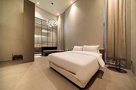 Prestige - 16:00 Check-in, Simmons Mattress, UHD Smart TV, OTT Free, Bathtub for Two
