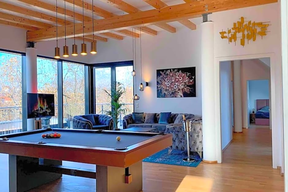 Luxury Penthouse: Jacuzzi, Pool table, Gym & BBQ