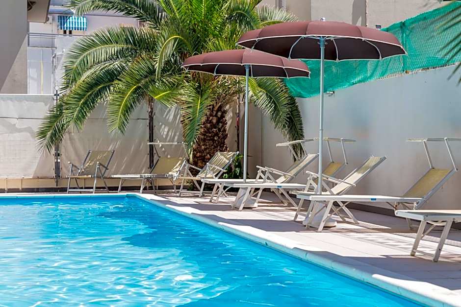 Hotel Plaza con piscina