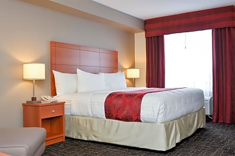 1 King Bed - Non-Smoking, Whirlpool, Pillowtop Bed, Microwave And Refrigerator, 37 Inch Lcd Television, Full Breakfast