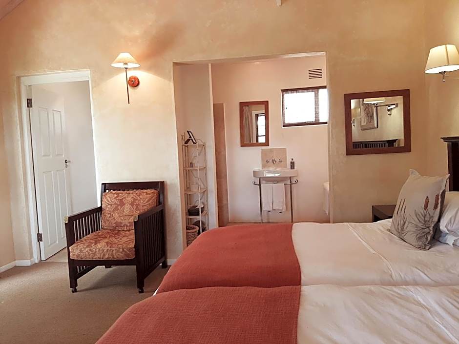 Leeuwenbosch Shearers Lodge - Amakhala Game Reserve
