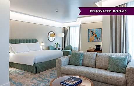 Junior Queen Suite with Corner Room - High Floor
