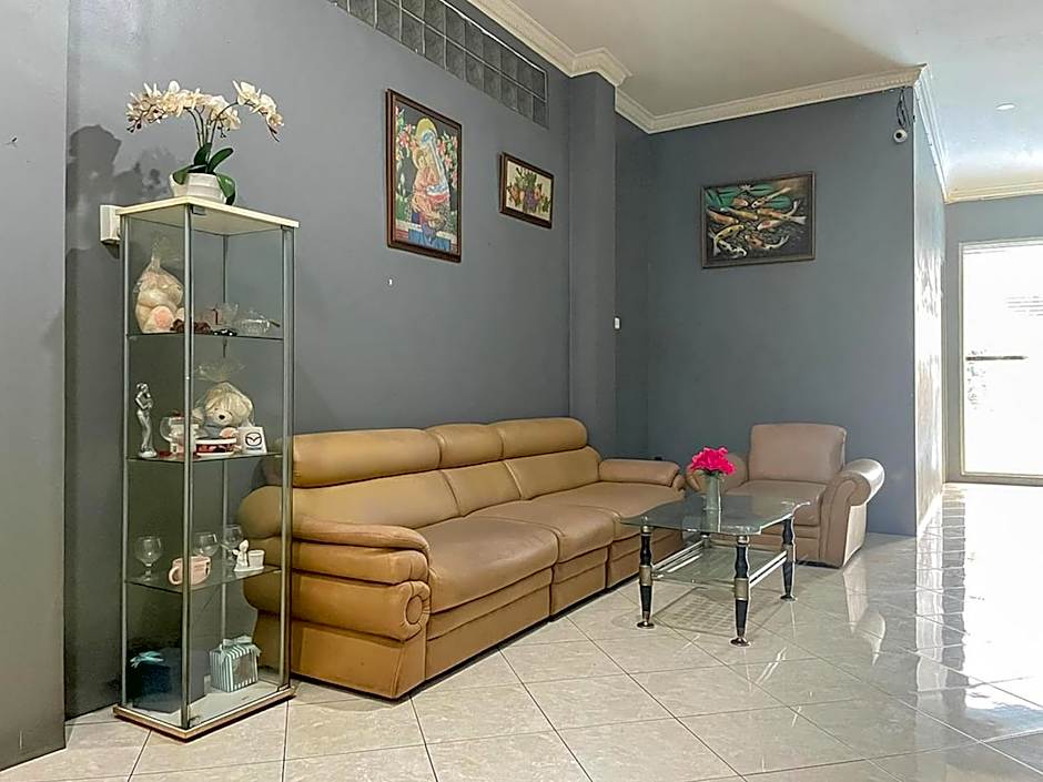 Monalisa Homestay Mitra RedDoorz – Surabaja, IL