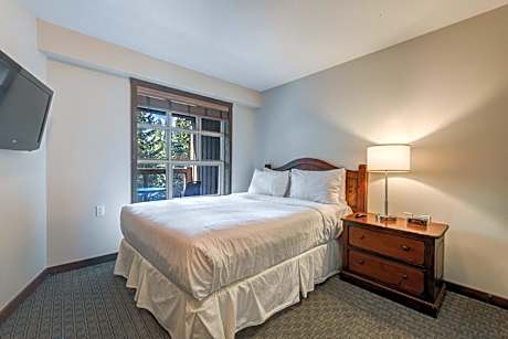 One Bedroom Accessible Queen Suite with Full Kitchen