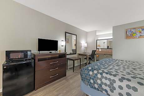 1 King Bed - Non Smoking