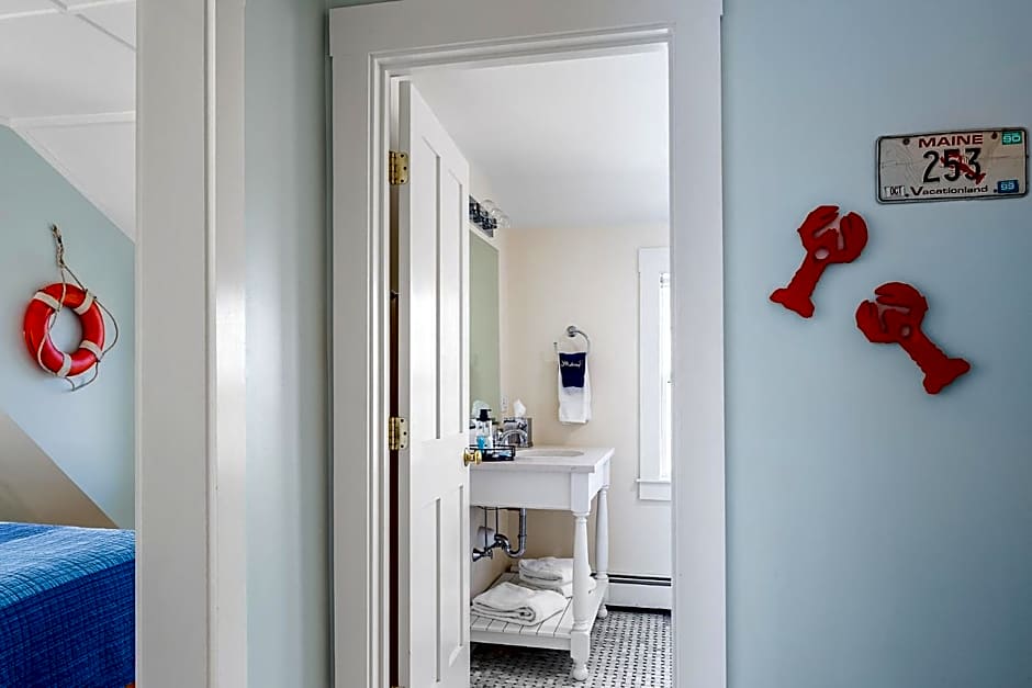 East Wind Inn & Suites