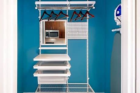 One-Bedroom Queen Suite