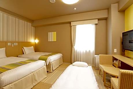 Twin Room with Extra Bed - Non-Smoking