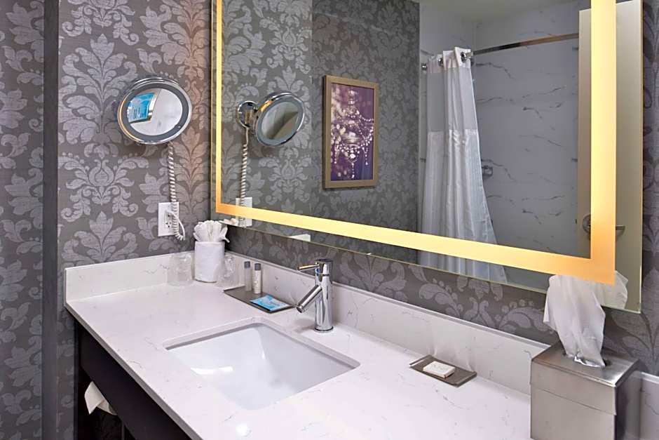 DoubleTree by Hilton Hotel Utica