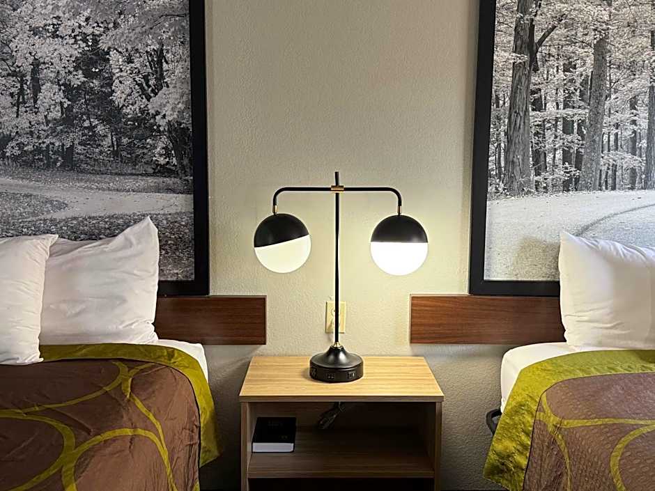 Super 8 by Wyndham Evansville East